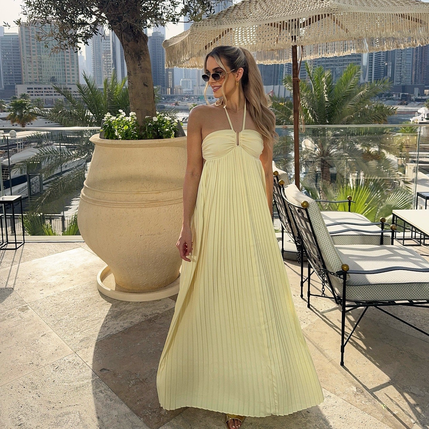 Robe tube plissée sans manches