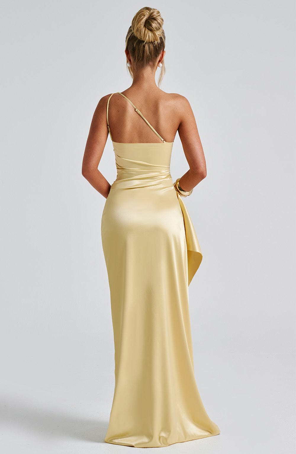 Robe à une épaule