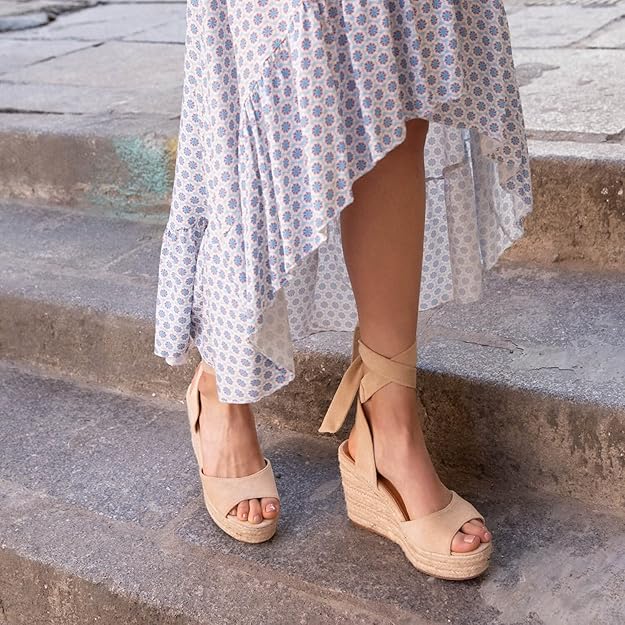 Sandales à talons compensés avec brides