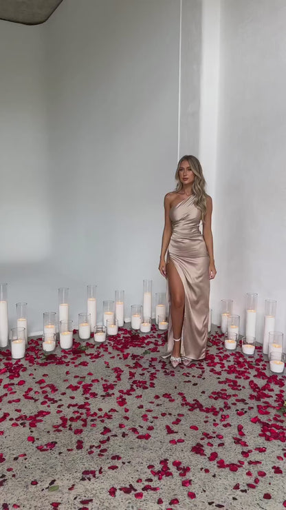 Robe à une épaule